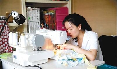 [视频]为让女儿穿成小公举 80后潮妈4年自制300多件衣裙