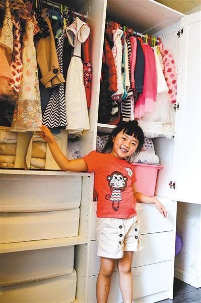 [视频]为让女儿穿成小公举 80后潮妈4年自制300多件衣裙