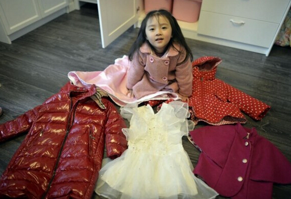 [视频]为让女儿穿成小公举 80后潮妈4年自制300多件衣裙