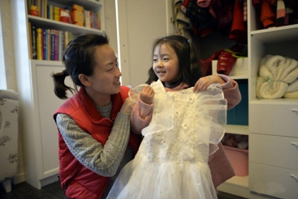 [视频]为让女儿穿成小公举 80后潮妈4年自制300多件衣裙