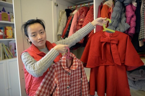 [视频]为让女儿穿成小公举 80后潮妈4年自制300多件衣裙