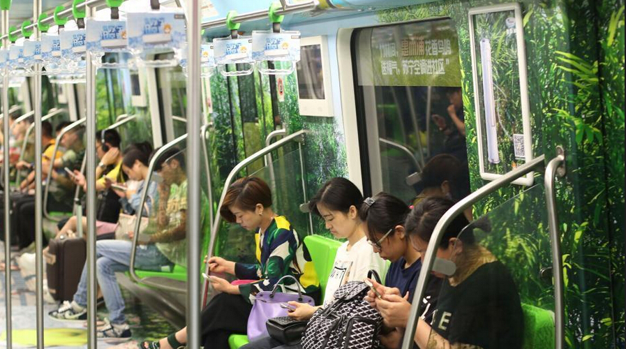 [视频]走入清凉世界！南京地铁车厢变身充满夏日风情
