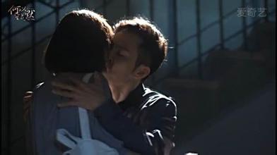 [视频]男子模仿“霸道总裁” 扑倒并强吻女室友被拘