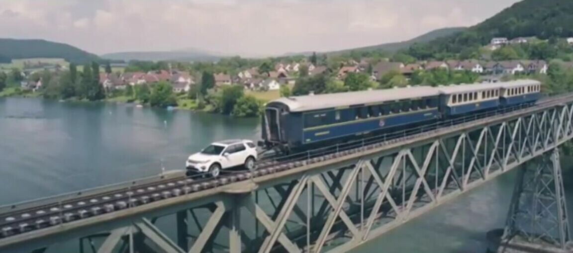 [视频]实拍越野车牵引百吨火车 霸气奔驰10公里