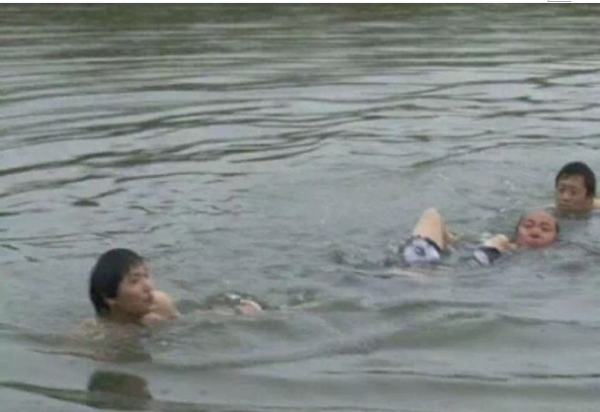 [视频]好奇心驱使想看狗游泳 结果主人落水溺亡