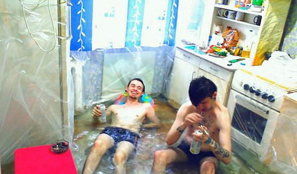 [视频]突发奇想！将厨房改造为泳池 游完还能复原