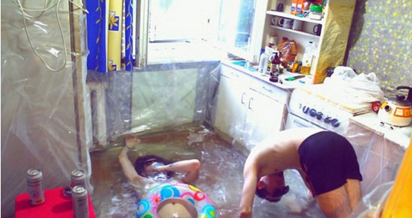 [视频]突发奇想！将厨房改造为泳池 游完还能复原