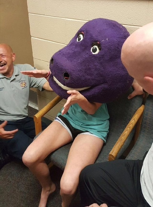 [视频]女孩卡在恐龙头内 消防员边救边笑