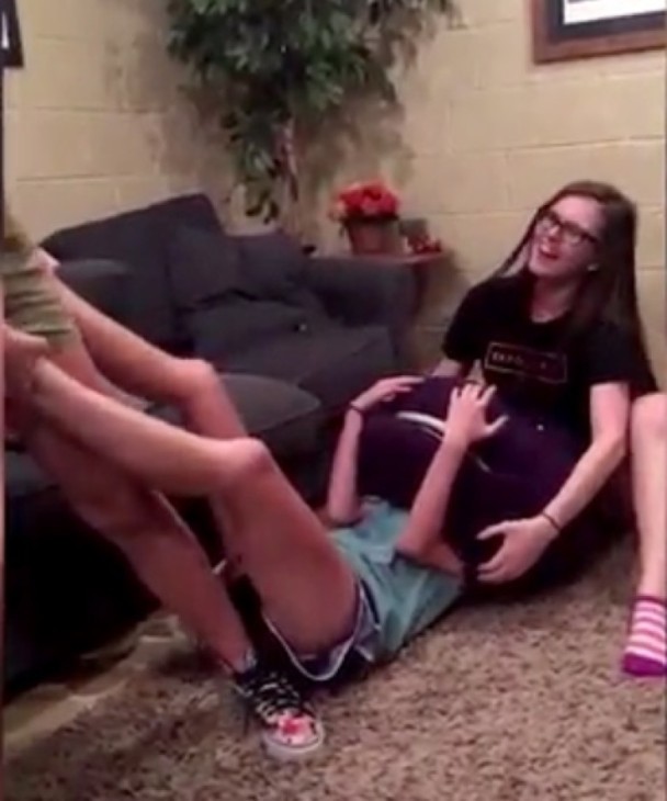 [视频]女孩卡在恐龙头内 消防员边救边笑