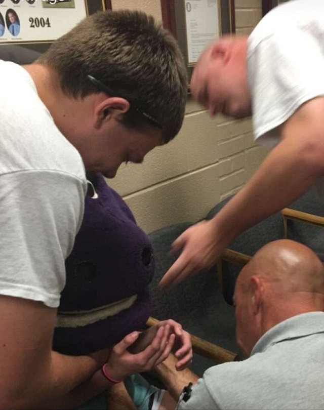 [视频]女孩卡在恐龙头内 消防员边救边笑