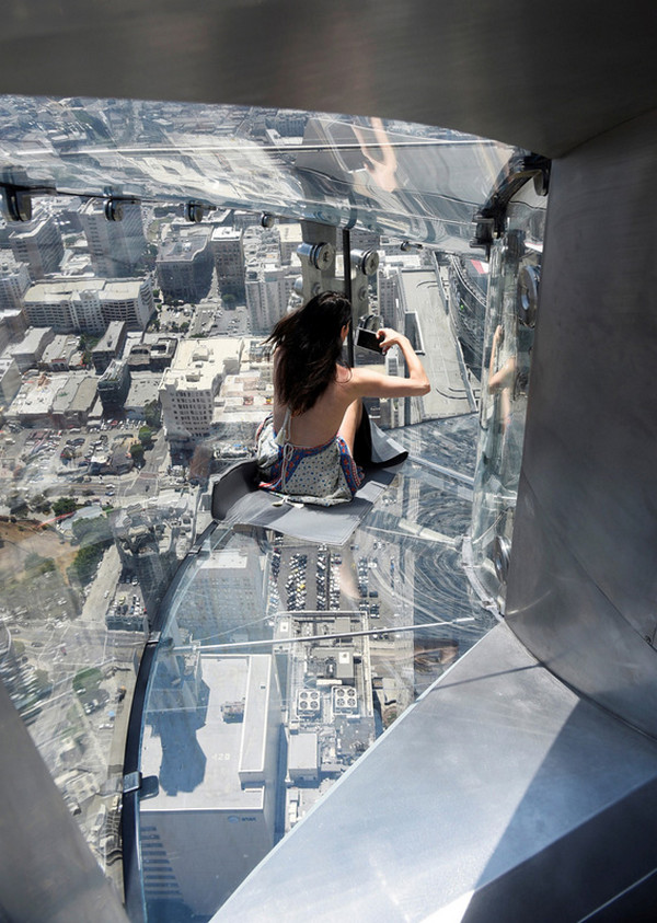 [视频]美国：摩天大楼建滑梯 玻璃打造全透明
