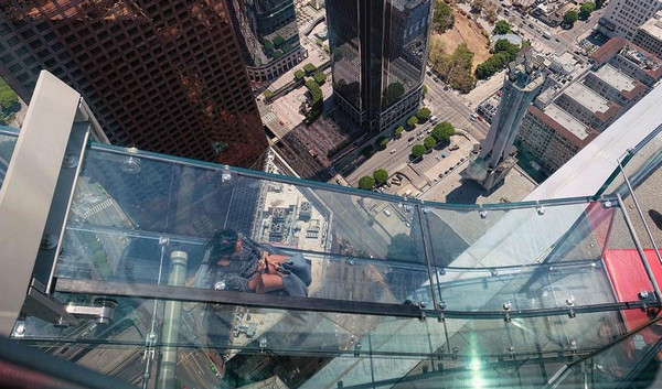 [视频]美国：摩天大楼建滑梯 玻璃打造全透明