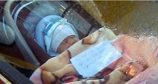 [视频]父亲把女婴忘车中热晕 又放入冰箱降温