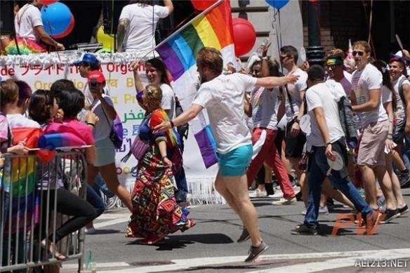 [视频]美国旧金山同性恋大游行燃爆全城