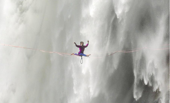 [视频]美国23岁女子咆哮瀑布前走扁带