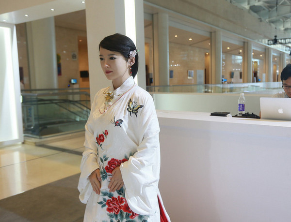 [视频]中日美女机器人亮相达沃斯：中国机器人更亮丽