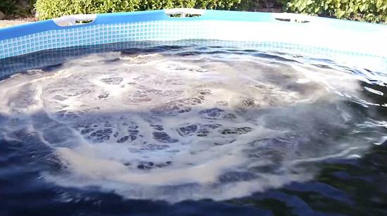 [视频]在可乐里游泳啥感觉？美国男子自制“沸腾”泳池