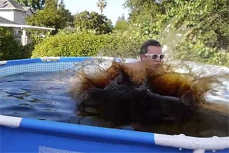 [视频]在可乐里游泳啥感觉？美国男子自制“沸腾”泳池