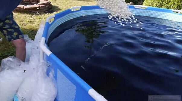 [视频]在可乐里游泳啥感觉？美国男子自制“沸腾”泳池