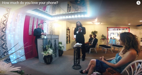 [视频]美国小伙和iPhone“结婚”