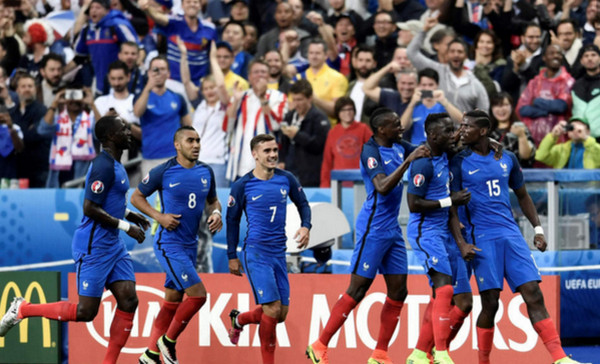 [视频]7球大战！欧洲杯16年一见 法国刷爆N大纪录