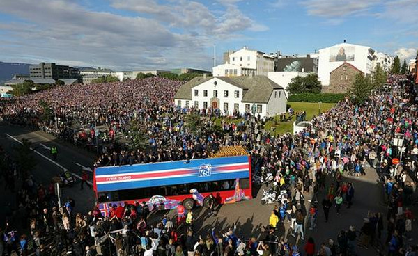 [视频]壮观！冰岛队回国近3万人迎接 再现维京战吼