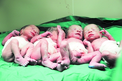 [视频]女子早产诞下四胞胎 双龙双凤取名“东南西北”
