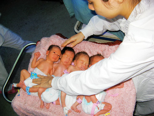[视频]女子早产诞下四胞胎 双龙双凤取名“东南西北”