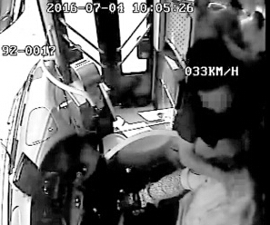 [视频]掐女公交司机喉咙的男乘客被刑拘