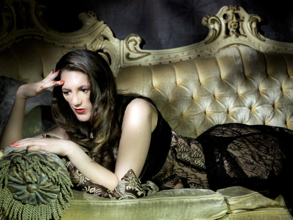 [视频]女子天生脸部缺陷 为当模特经历100次手术