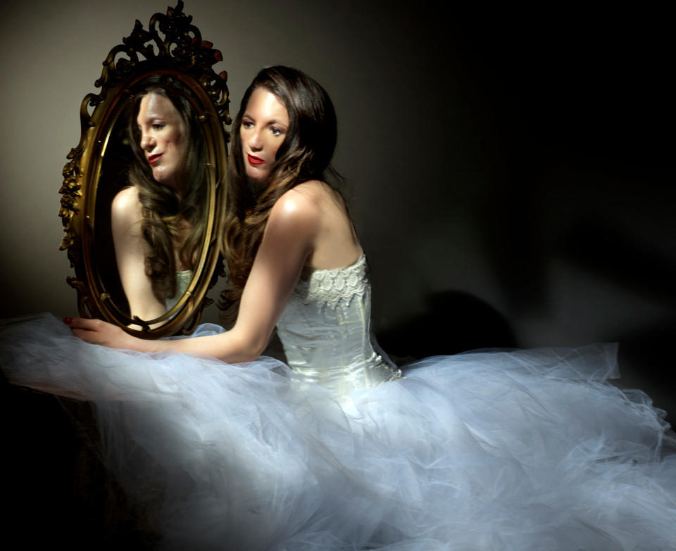 [视频]女子天生脸部缺陷 为当模特经历100次手术