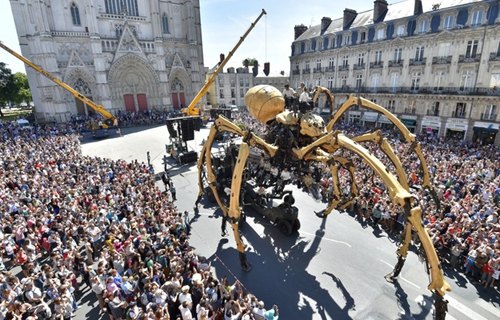 [视频]法国推出机械蜘蛛吸引游客 引观者尖叫连连