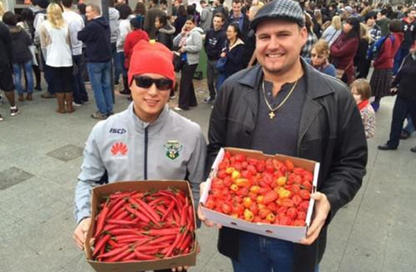 [视频]澳大利亚吃辣椒大赛 两名冠军各吃下4个“死神辣”