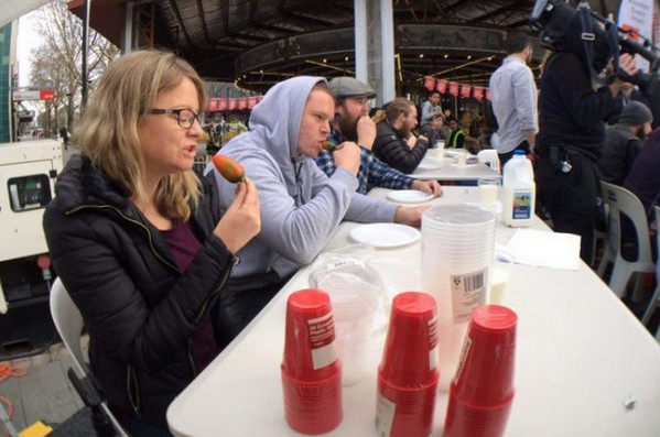 [视频]澳大利亚吃辣椒大赛 两名冠军各吃下4个“死神辣”