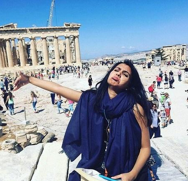 [视频]女子独自度蜜月 拍“难过”照片走红