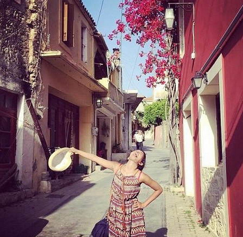 [视频]女子独自度蜜月 拍“难过”照片走红