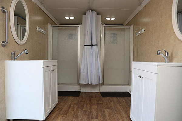 [视频]美国：热心男子把卡车改装成移动浴室 让流浪者能洗个热水澡