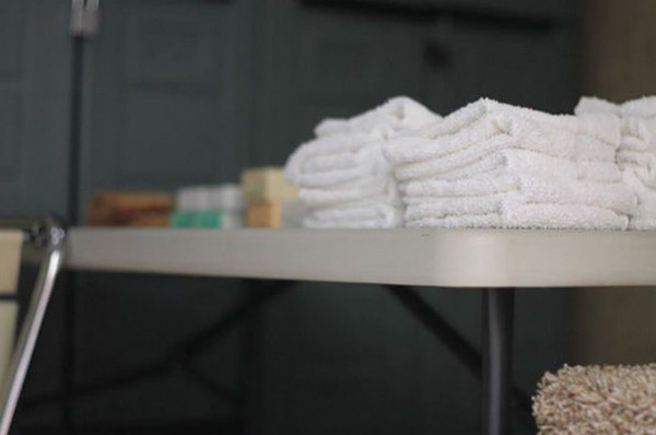 [视频]美国：热心男子把卡车改装成移动浴室 让流浪者能洗个热水澡