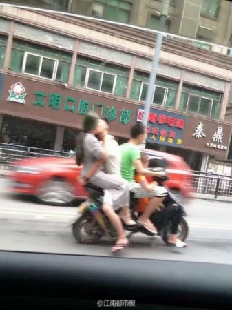 [视频]江西：情侣摩托车是花式接吻 惊动交警将被罚款
