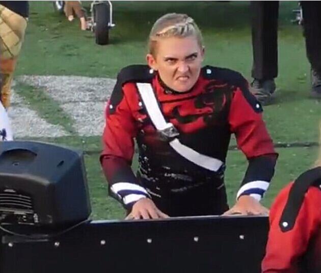 [视频]美国一键盘手演出现场因夸张表情走红