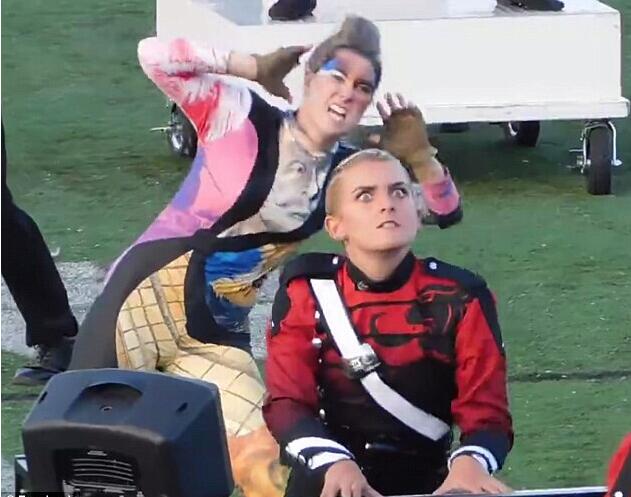 [视频]美国一键盘手演出现场因夸张表情走红