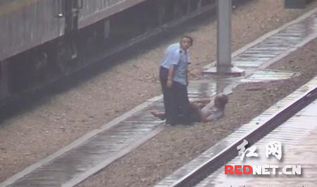 [视频]火车进站瞬间男子被人推下站台 只因他随地吐痰