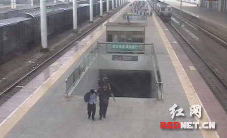 [视频]火车进站瞬间男子被人推下站台 只因他随地吐痰