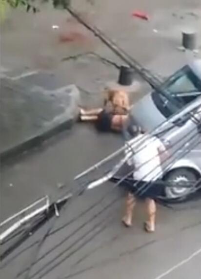 [视频]实拍比特犬当街撕咬主人 警方3枪击毙