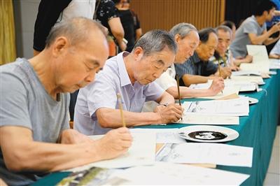 [视频]陕师大录取通知书走红：毛笔手写 老教授参与10年