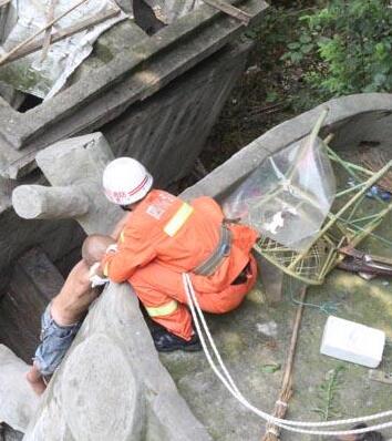 [视频]四川：男子为捡拖鞋被困水泥墩 1年里消防救了他4次