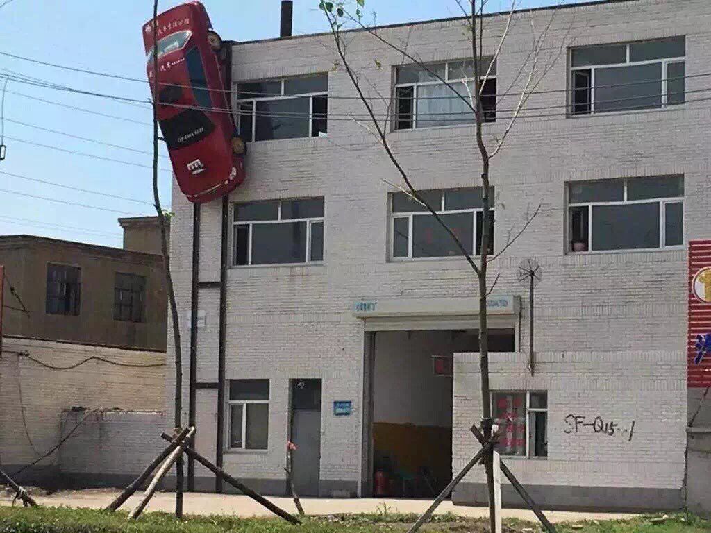 [视频]一辆汽车倒挂在墙上当装饰 吸引市民纷纷拍照