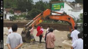 [视频]河北：新人洪水中办婚礼 挖掘机接新娘