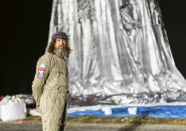 [视频]俄冒险家独自乘热气球11天环游世界 打破世界纪录