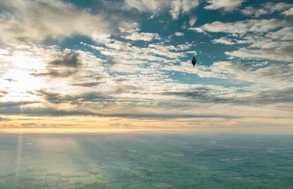 [视频]俄冒险家独自乘热气球11天环游世界 打破世界纪录